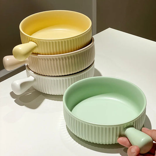 Ceramic baking bowl with handle