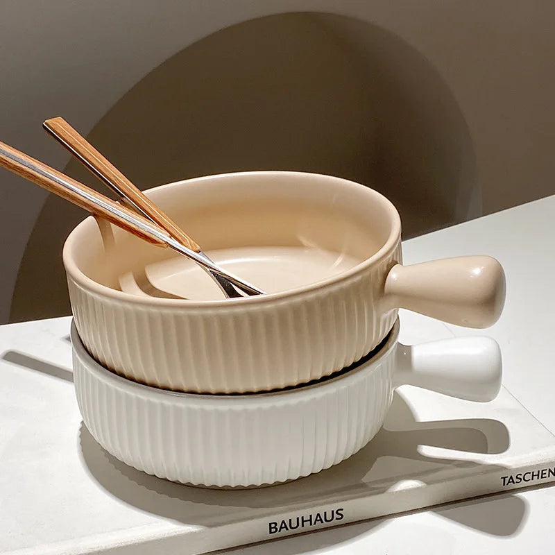 Ceramic baking bowl with handle