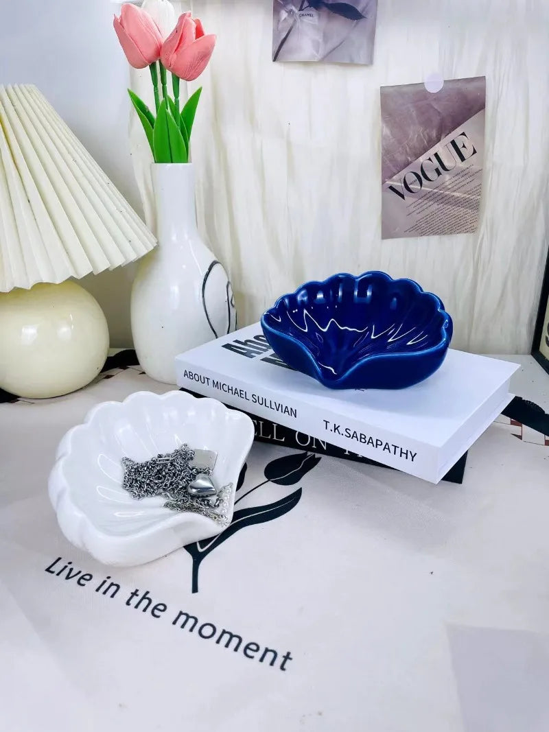 Shell shaped ceramic soap holder