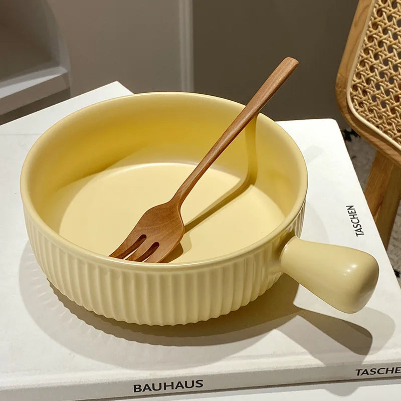 Ceramic baking bowl with handle